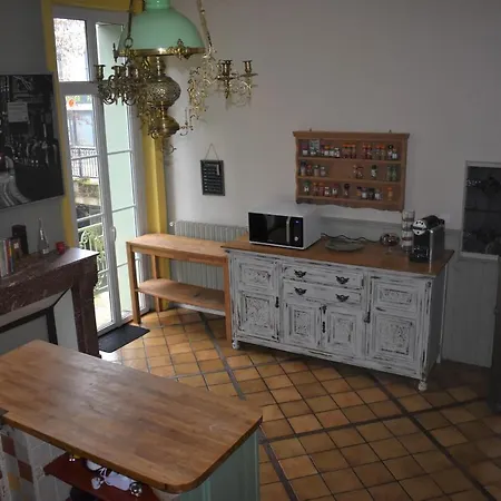 Dom wakacyjny Beautiful Large Stylish Centrally Located In Pons