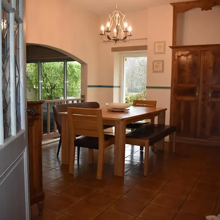 Beautiful Large Stylish Centrally Located In *