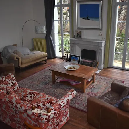 Beautiful Large Stylish Centrally Located In *