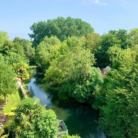 Beautiful Large Stylish Centrally Located In *