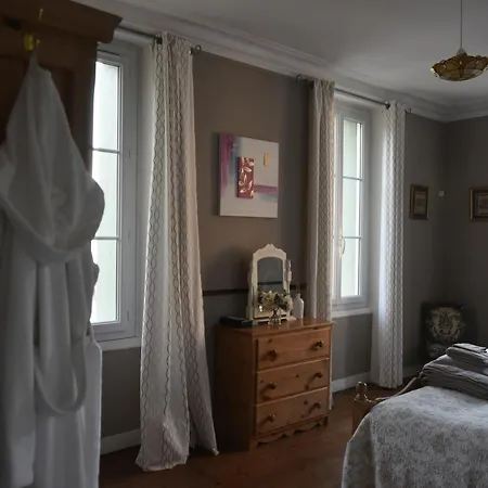 Beautiful Large Stylish Centrally Located In *