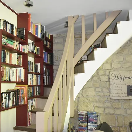 Dom wakacyjny Beautiful Large Stylish Centrally Located In Pons