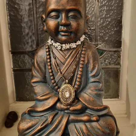 Beautiful Large Stylish Centrally Located In بيت للعطل