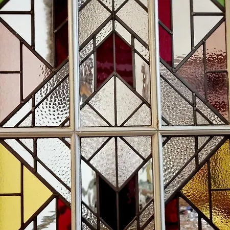 Beautiful Large Stylish Centrally Located In *