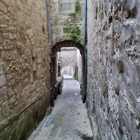 Beautiful Large Stylish Centrally Located In بيت للعطل *