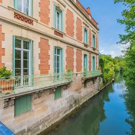 Beautiful Large Stylish Centrally Located In *