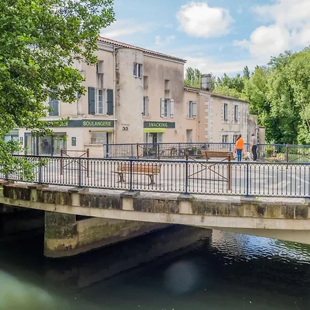 Beautiful Large Stylish Centrally Located In بيت للعطل *