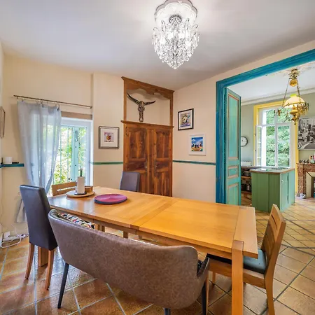 Сasa de vacaciones Beautiful Large Stylish Centrally Located In Pons