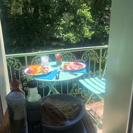 Beautiful Large Stylish Centrally Located In *