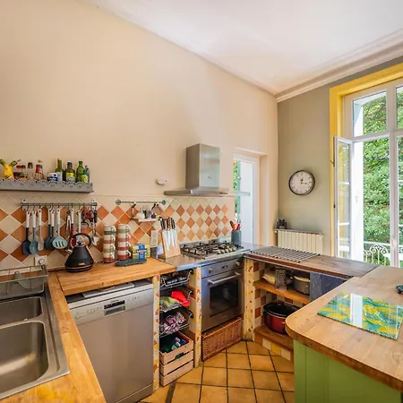 Beautiful Large Stylish Centrally Located In Pons