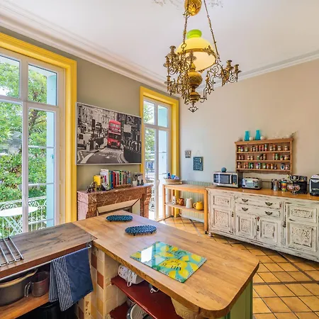 Beautiful Large Stylish Centrally Located In Сasa de vacaciones Pons