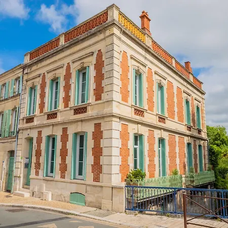 Beautiful Large Stylish Centrally Located In * Pons
