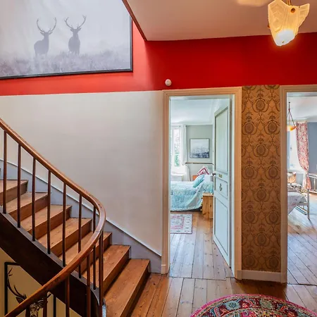 Beautiful Large Stylish Centrally Located In *