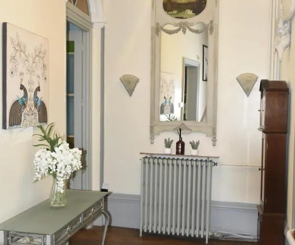 Beautiful Large Stylish Centrally Located In *